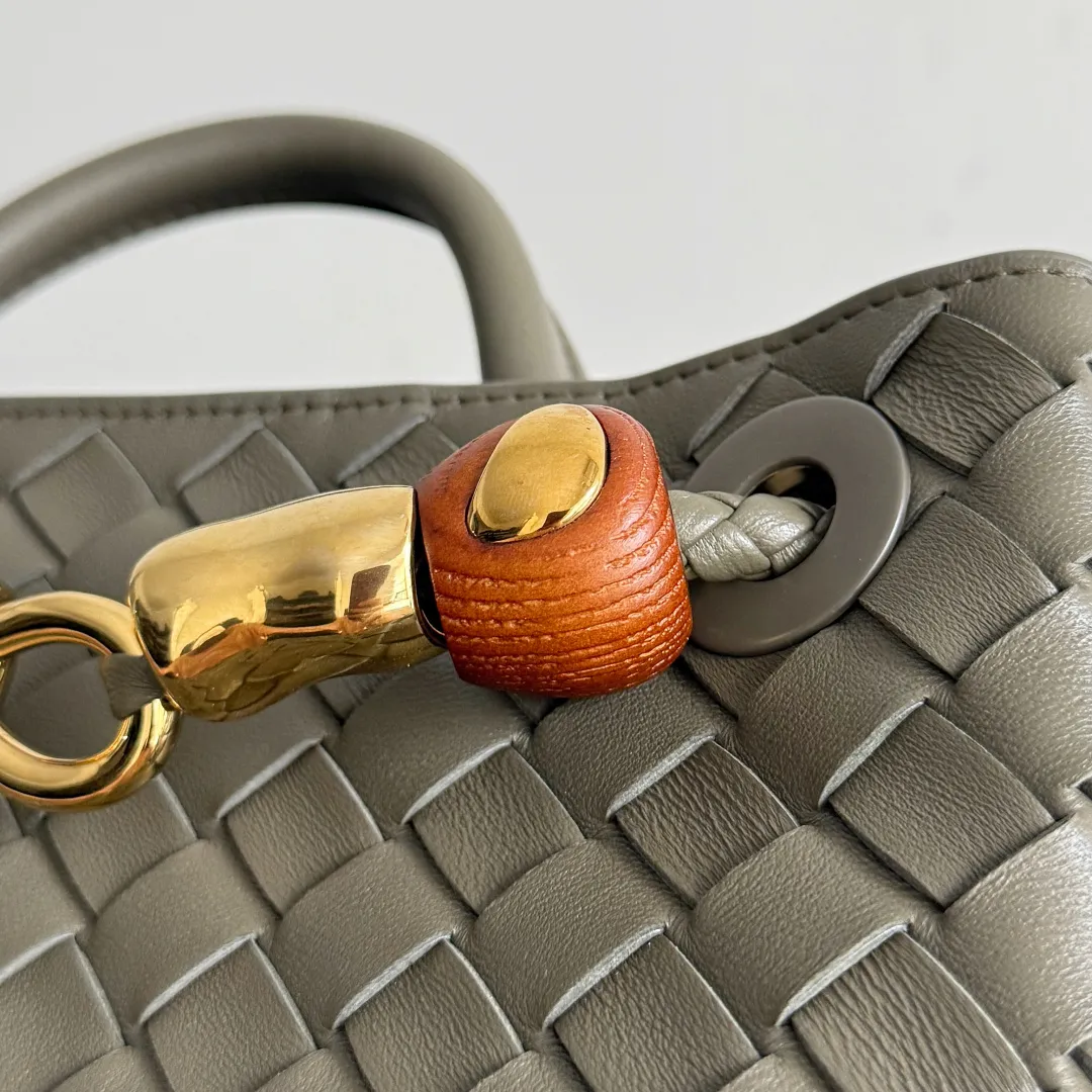 The new Andiamo batch of 3060 BV is shipped‼ ️The classic intercciato weaving process is used to create a soft bag, the metal knot is made of micro-cast aluminum using jewelry technology🪢, and the decorative beads are made of metal and hand-polished oak, allowing you to jump repeatedly between elegance and fun💃, making it unpredictable. Classic and versatile, it shows off your temperament, and the bag has a large capacity, making it very convenient for daily commuting! It has a variety of carrying methods, the shoulder straps can be adjusted by yourself, the original lambskin feels soft and delicate, and the unisex style breaks gender boundaries and brings a more practical and long-lasting use experience. The Andiamo, which has both elegant and casual styles, perfectly interprets the "fashionable old money style". Style number: 743568+wood hardware Color: cypress green Size: 25*22*10.5cm